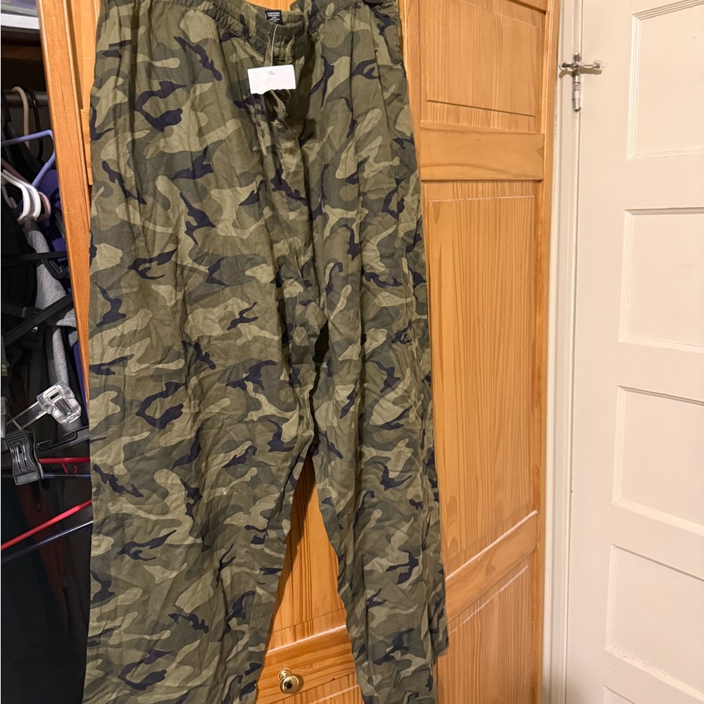 Forever 21 Men's Green Camouflage Cargo Pants